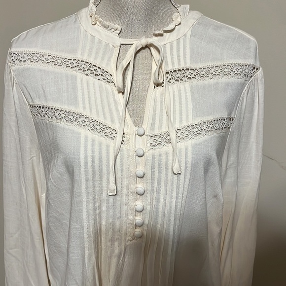 Torrid off white blouse, tuck and lace bodice, sz 00 - Picture 2 of 7